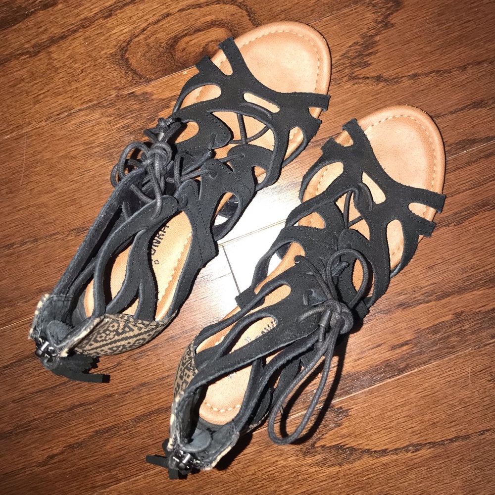 Minnetonka Black Merida lace up sandals in size 8